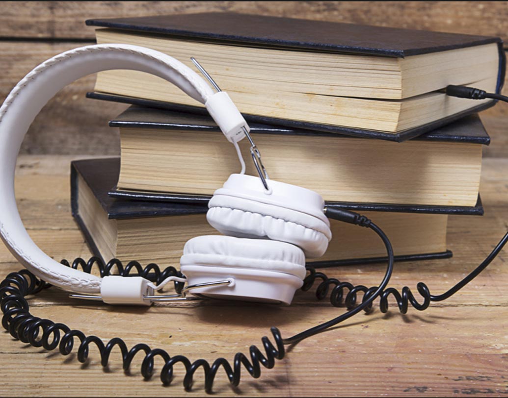 হেডফোন/বই: যাঁরা গান শুনতে ভালবাসেন, যাত্রাপথে গান শোনার জন্য রাখুন একটা হেডফোন। আর যদি পড়তে ভালবাসেন তাহলে রাখুন বই।