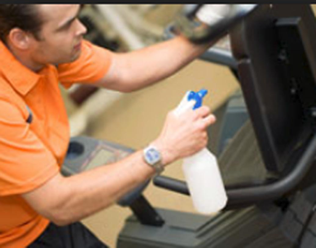 জিমের জন্য স্যানিটাইজার স্প্রে:  জিমে একই মেশিন একাধিক লোক ব্যবহার করেন। তা থেকে সংক্রমণ হওয়ার সম্ভানা থাকে। তাই ওয়ার্কআউট শুরু করার আগে জিম স্যানিটাইজার স্প্রে করুন মেশিনে।