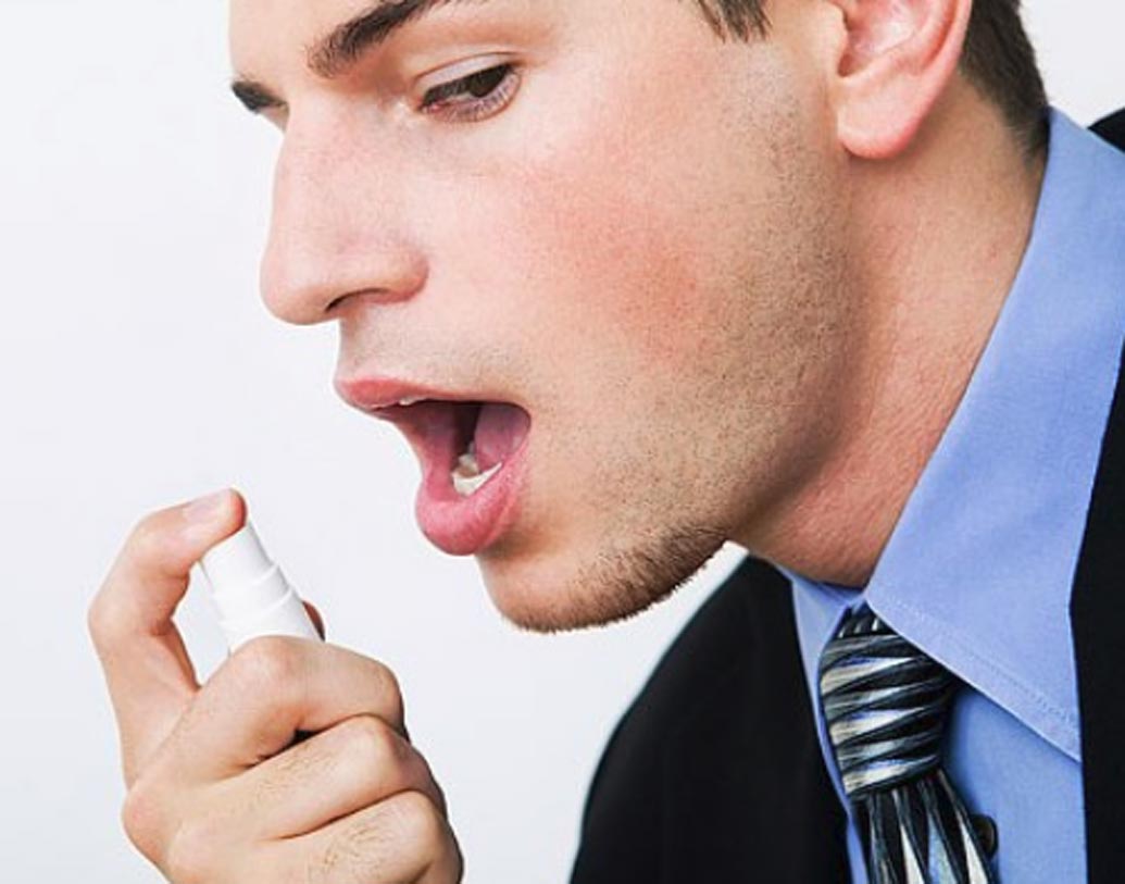 স্প্রে মিন্ট: কিছু কিছু খাবারে মুখে দুর্গন্ধ হয়ে থাকে। ভাবুন তো, পেঁয়াজ খাওয়ার পর যদি আপনার মিটিং থাকে তা হলে? এত ভেবেচিন্তে কি আর খাওয়া যায়? তাই ব্যাগে আপনার সবসময়ের সঙ্গী করে ফেলুন মিন্ট স্প্রে।