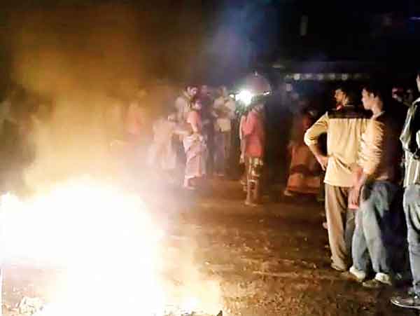 বিক্ষোভ: পথ অবরোধ ঘিরে তুলকালাম। দুর্ঘটনায় এক মহিলার মৃত্যুর জেরে বজবজ ট্রাঙ্ক রোডে। বৃহস্পতিবার রাতে। নিজস্ব চিত্র