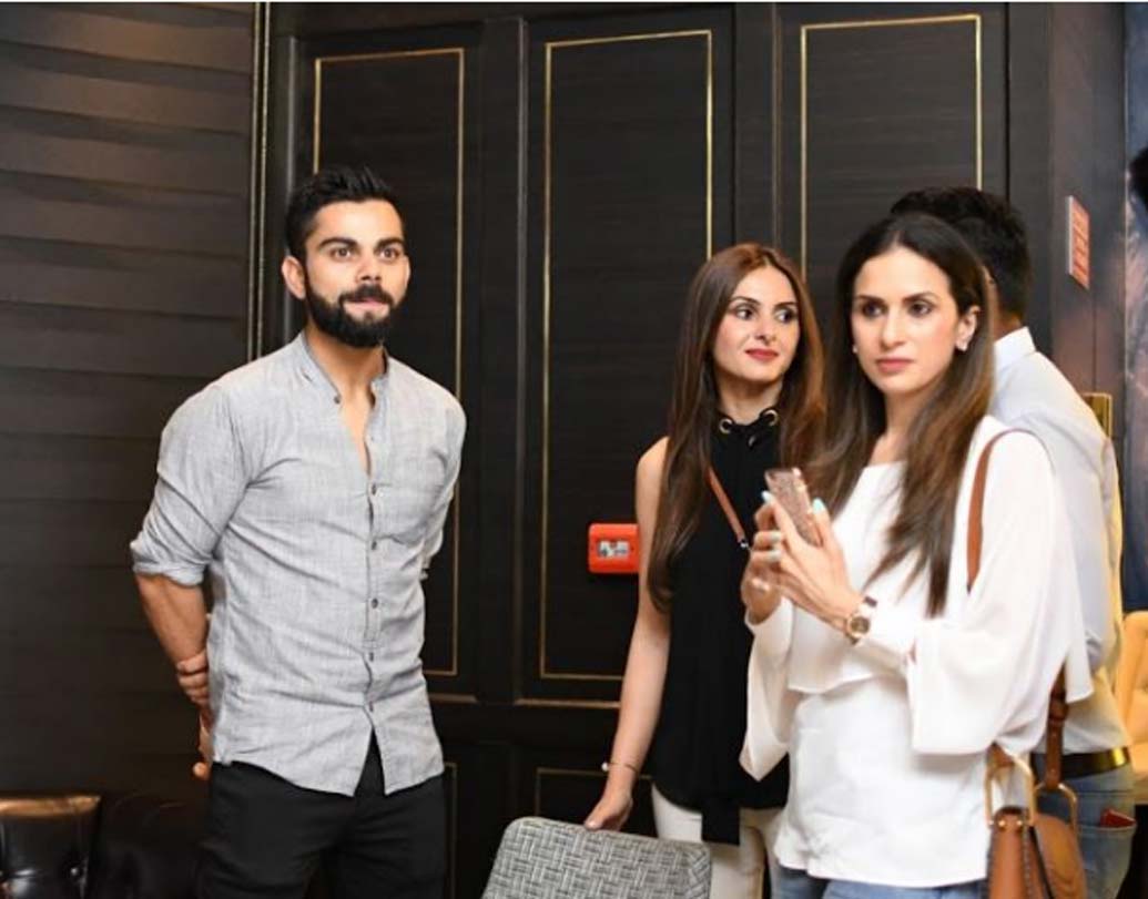 নুয়েভার প্রধান আকর্ষণ বিরাট কোহালি স্বয়ং। মাঝে মধ্যেই নিজের রেঁস্তোরায় ঘুরতে আসেন বিরাট। আপনার সৌভাগ্য থাকলে মুখোমুখি হয়ে যেতেই পারেন ভারত অধিনায়কের।