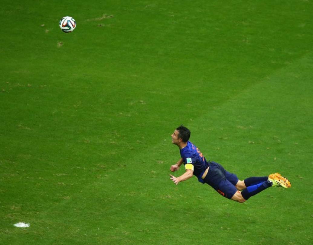 ২০১৪ ফুটবল বিশ্বকাপে ভ্যান পার্সির হাওয়ায় ভেসে হেডে করা এই গোল তাঁকে ফ্লায়িং ডাচম্যানের আখ্যা দিয়েছিল। নেদারল্যান্ডস ম্যাচটি জিতেছিল ৫-১ গোলে।

(এই প্রতিবেদনটি প্রথম প্রকাশের সময় ভুলবশত লেখা হয়েছিল স্পেন ম্যাচটি ৫-১ গোলে হারিয়েছিল নেদারল্যান্ডসকে। সঠিক ফলাফলটা ঠিক উল্টো। এই অনিচ্ছাকৃত গুরুতর ত্রুটির জন্য আমরা দুঃখিত।)