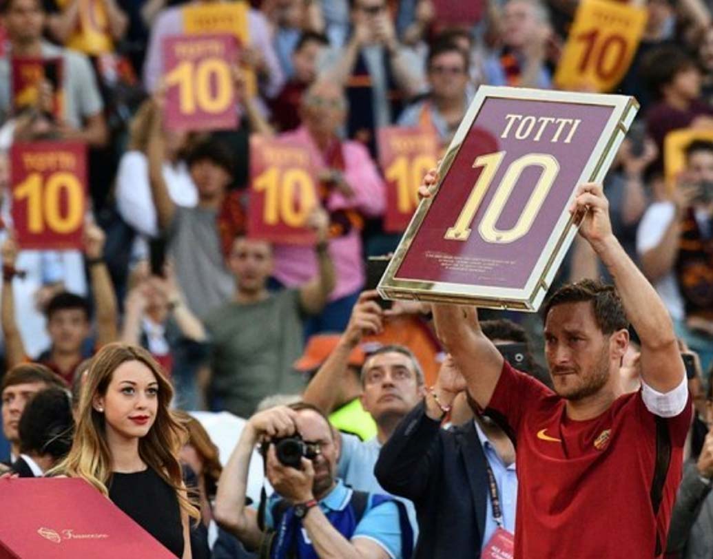 দীর্ঘ ২৫ বছর ধরে লাগাতার সার্ভিস দেওয়ার পর ২০১৭ সালে রোমাকে বিদায় জানান তোত্তি। তোত্তির শেষ ম্যাচে গ্যালারি ভর্তি রোমা সমর্থক সম্মান জানায় তাঁকে। সম্মান জানানো হয় ক্লাবের পক্ষ থেকেও।