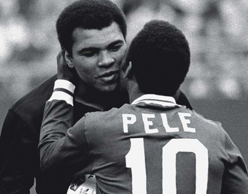 সৌজন্য বিনিময় ক্রীড়াজগতের দুই সম্রাট পেলে এবং মহম্মদ আলির মধ্যে। এক জন ফুটবল সম্রাট এবং অন্য জন রিংয়ের।