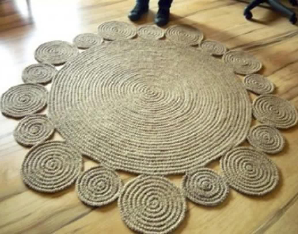 শুকনো নারকেল, ইডলি, দোসা, বাটার, চটের দ্রব্য, দড়ি, মাছ ধরার সামগ্রীর উপর জিএসটি ১২ শতাংশ থেকে কমে ৫ শতাংশ হয়েছে।