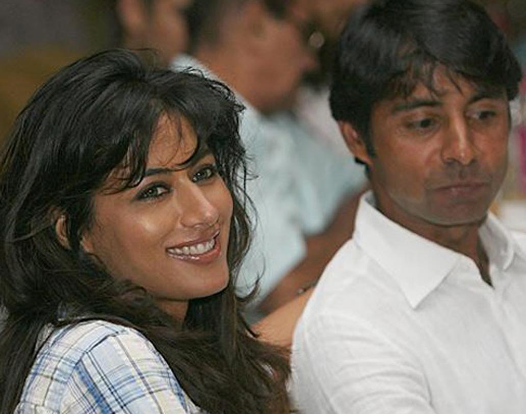 মডেল-অভিনেত্রী চিত্রাঙ্গদা সিংহ। সুধীর মিশ্র পরিচালিত ‘হাজার খোয়াইশে অ্যাইসি’ ছবিতে বলিউড অভিষেক করেছিলেন নায়িকা। ২০০১-এ গল্ফ খেলোয়াড় জ্যোতি রনধাওয়ার সঙ্গে গাঁটছড়া বেঁধেছিলেন চিত্রাঙ্গদা। দম্পতির এক সন্তানও রয়েছে। যদিও বিয়ের ১৩ বছর পর বিবাহ-বিচ্ছেদ হয়ে যায় তাঁদের।