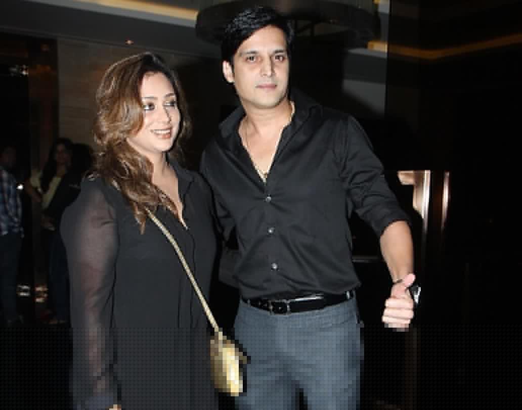 বলিউডের ‘চকোলেট বয়’। জিমি শেরগিল কিন্তু বিবাহিত। ২০০১ সালে প্রিয়ঙ্কা পুরীর সঙ্গে বিয়ে হয় তাঁর। তাঁদের এক ছেলের নাম ‘বীর’।