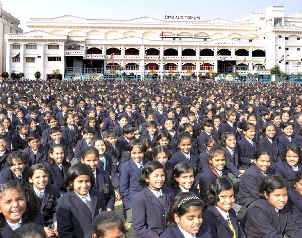 ১৯৫৯ সালে জগদীশ গাঁধী এবং তাঁর স্ত্রী ভারতী মিলে স্কুলটি তৈরি করেন। মাত্র ৩০০ টাকা ঋণ নিয়ে স্কুলের কাজ শুরু হয়।