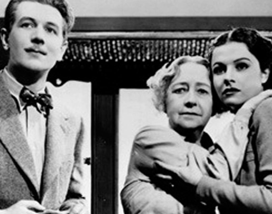 ‘দ্য লেডি ভ্যানিশেস’। দিনের শুরুতে বড় স্ক্রিনে হিচককের থ্রিলার দেখার মতো আর কিছুই হয় না। ১৯৩১-এর এই ক্লাসিক অনেক বার দেখলেও হয়তো মন ভরবে না। নন্দন-১-এ সকাল ৯টায় উপভোগ করুন এই মাস্টারক্লাস।