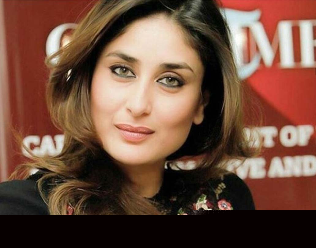 কর্ণ জোহরের সঙ্গে করিনার সম্পর্ক আমদের সকলেরই জানা। ইন্ডাস্ট্রি সূত্রে খবর, ‘মুঝসে দোস্তি করোগি’ ছবির শুটিংয়ের সময় কর্ণ করিনাকে ‘কল হো না হো’ করার প্রস্তাব দিয়েছিলেন। যদিও পরে সেই ছবিতে অভিনয় করেছিলেন প্রীতি জিন্টা। জানা যায়, নিজের পছন্দ মতো টাকা না পাওয়াতেই নাকি ওই চরিত্রে অভিনয় করেননি করিনা।