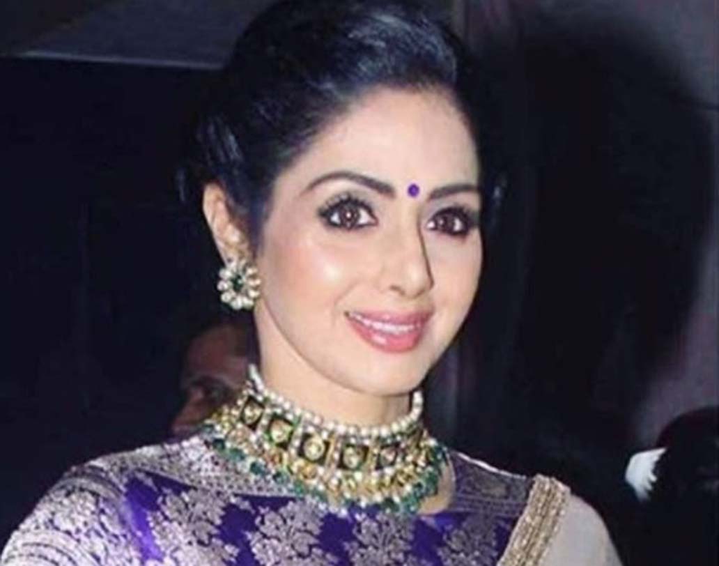 ‘বাহুবলী’ পরিচালক এস এস রাজামৌলীর সঙ্গে কাজ করার ইচ্ছে কোন অভিনেতার নেই! রাজামৌলী নাকি ‘বাহুবলী টু’-তে মাহিষ্মতীর রাজমাতার চরিত্রে প্রথম শ্রীদেবীকে প্রস্তাব দিয়েছিলেন। শ্রী দাবি করেছিলেন ৬ কোটি টাকা। বাজেট না থাকাতেই নাকি পরে সেই চরিত্রে অভিনয় করেছিলেন রম্যা কৃষ্ণন।