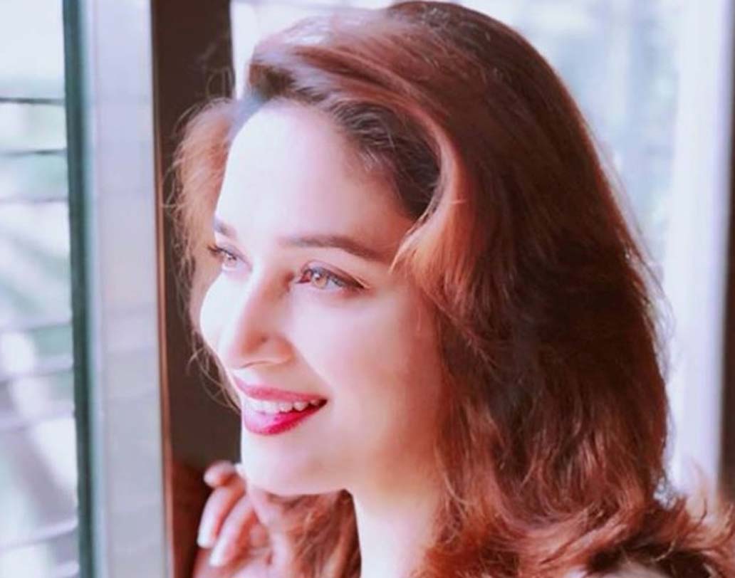 বলিউডের ডিভা মাধুরী দিক্ষীত। ইন্ডাস্ট্রি সূত্রে খবর, ৯০-এর দশকে অতিরিক্ত পারিশ্রমিক দাবির জেরে নাকি বহু হিট ছবি হাতছাড়া করেছিলেন নায়িকা।