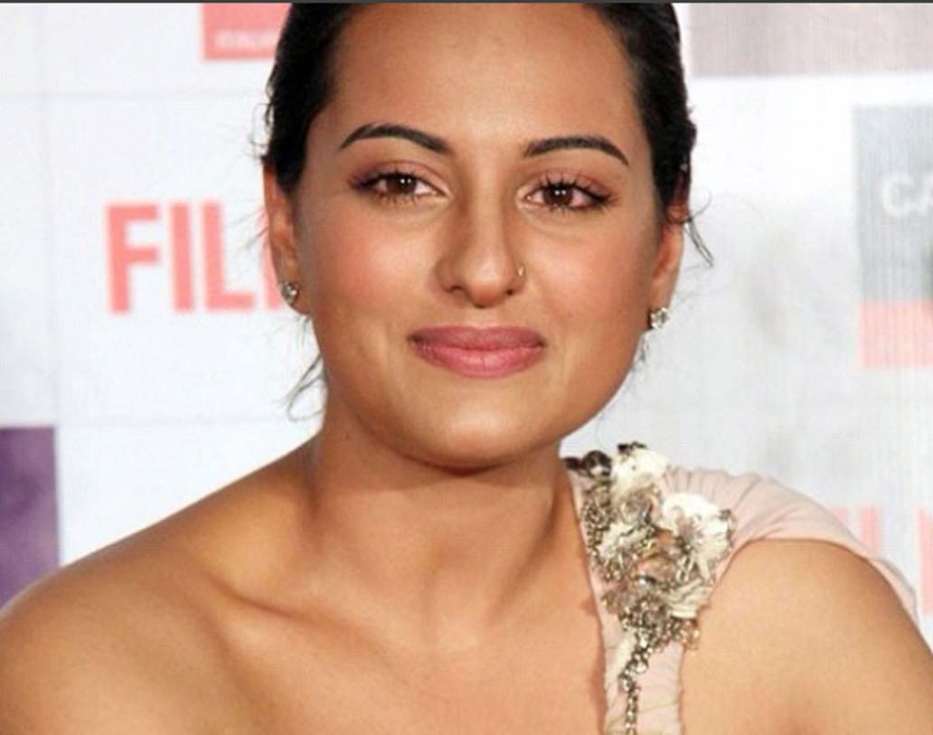 সলমনের ‘কিক’ ছবিতে অভিনয়ের সুযোগ পেয়েছিলেন সোনাক্ষী সিংহ। কিন্তু অতিরিক্ত পারিশ্রমিক দাবি করার জেরেই নাকি সেই ছবি হাতছাড়া হয়েছিল সোনাক্ষীর। দীপিকা পাড়ুকোনও নাকি টাকার কারণেই সেই ছবি করতে রাজি হননি। পরে ওই ছবিতে অভিনয় করেছিলেন জ্যাকলিন ফার্নান্ডেজ।