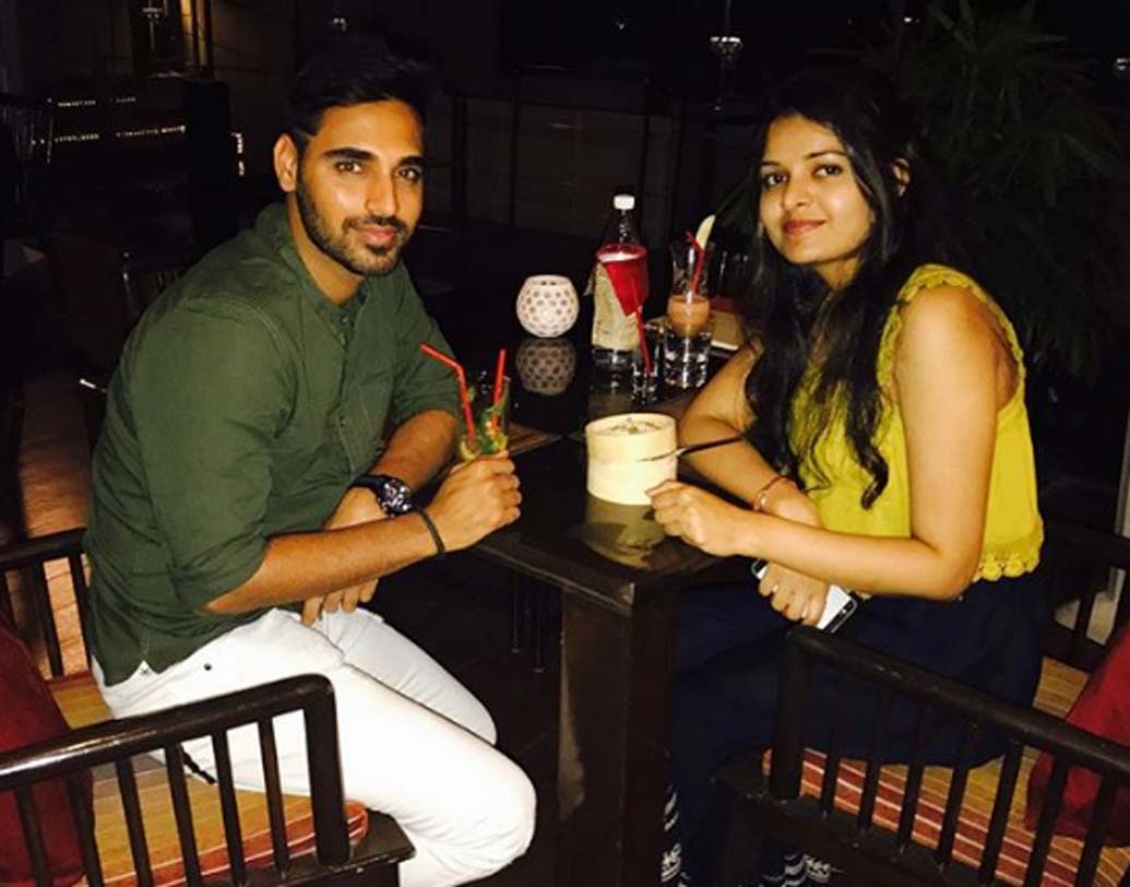 কয়েক দিন আগেই নূপুরের সঙ্গে ডিনার ডেটের ছবি সামনে এনেছিলেন ভুবনেশ্বর কুমার।