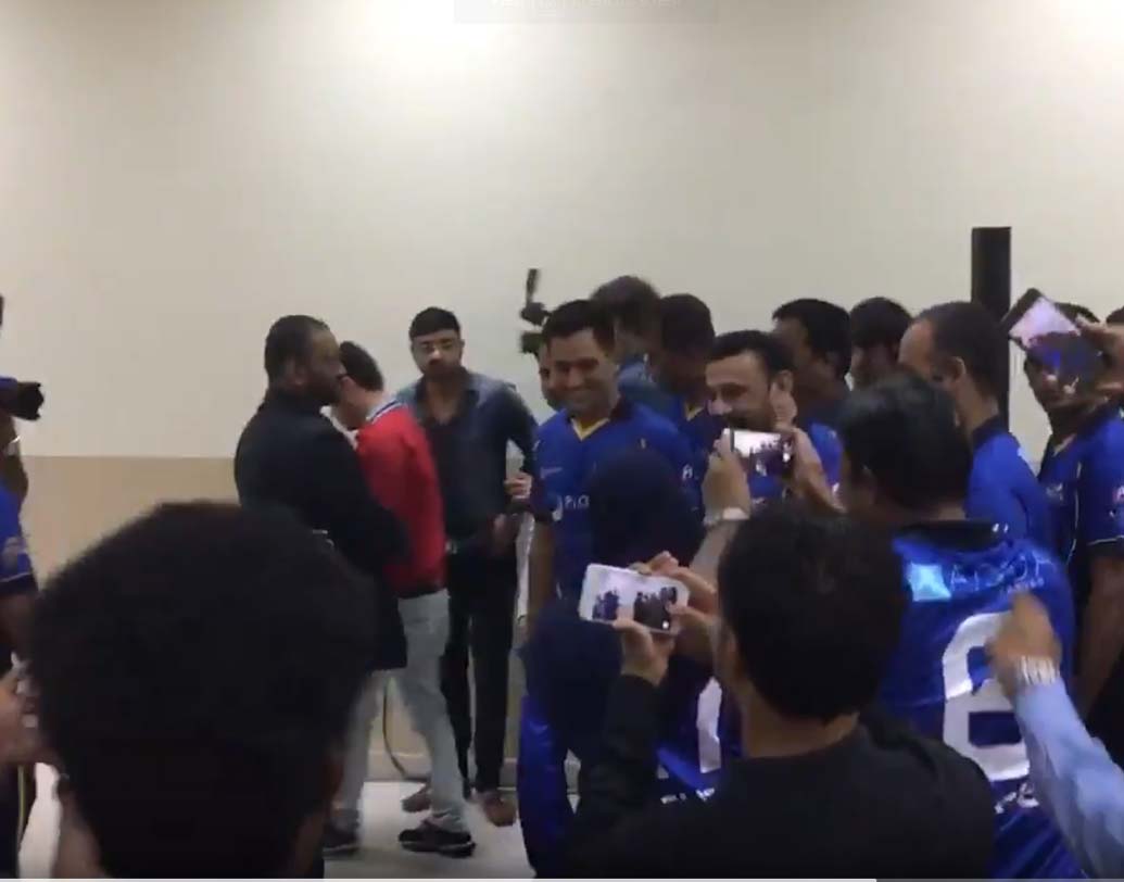 দুবাইতে ক্রিকেট নিয়ে বিশেষ জনপ্রিয়তা না থাকলেও ধোনির ফ্যান ফলোয়িং যে মারাত্মক, তা এই উদ্বোধনী অনুষ্ঠান থেকেই স্পষ্ট।