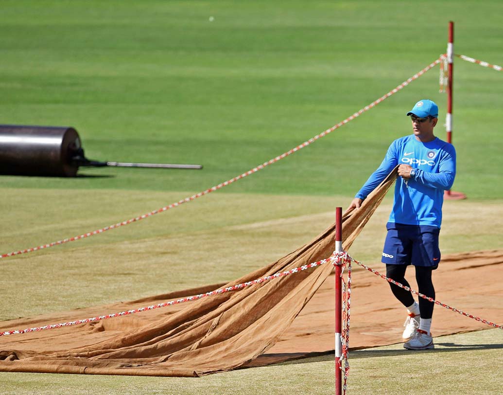 ধোনির এই ক্রিকেটার তৈরির কারখানায় থাকছে  চারটি টার্ফ, তিনটি সিমেন্ট এবং তিনটি ম্যাটিং পিচ। পেস এবং স্পিন বোলিং মেশিনে অনুশীলন করতে পারবে শিক্ষার্থীরা।