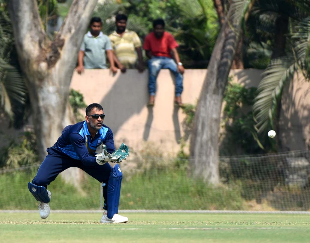 কোনও আর্থিক লাভের জন্য তিনি যে অ্যাকাডেমিটি খোলেননি, তাও এ দিন জানান মাহি। তিনি বলেন, “খেলা এবং বাচ্চাদের প্রতি ভালবাসা থেকেই এই উদ্যোগ। টাকার কথা ভেবে খুলিনি এটা। সোশ্যাল মিডিয়ায় ব্যাস্ত হয়ে যাওয়া বাচ্চাদের মাঠ মুখো করতেই এই উদ্যোগ।”