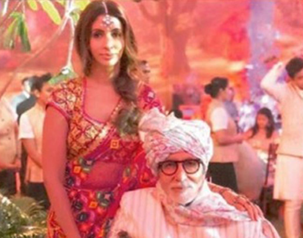 বচ্চন পরিবার কোথাও যাবে আর পাপারাতজিরা তাঁদের ফ্রেমবন্দি করবে না তা কি হয়? শনিবার একটি বিলাসবহুল বিয়েবাড়িতে তেমনই কিছু স্পেশাল ছবি ধরা পড়েছে ক্যামেরায়।