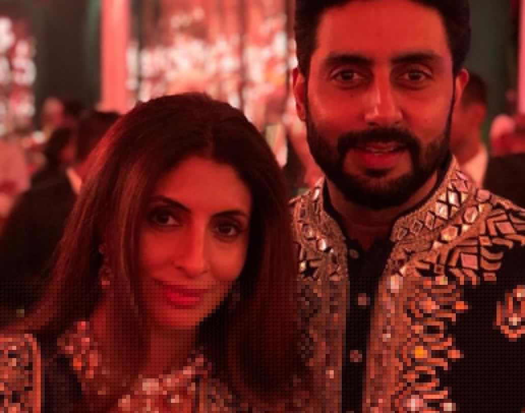 অমিতাভ নিজেই মেয়ে শ্বেতা ও ছেলে অভিষেকের এই ছবি ফেসবুকে শেয়ার করেছেন। ক্যাপশনে লিখেছেন, ‘‘আমার সর্বপ্রথম...আমার সব...’’।