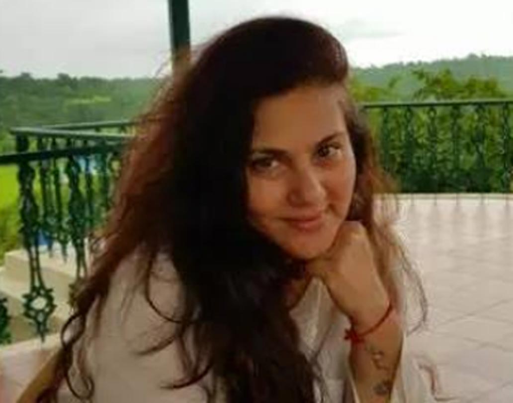 ব্যবসায়ী হেমন্ত টোপিওয়ালার সঙ্গে বিয়ের পর নিজেও ব্যবসার কাজে হাত লাগিয়েছিলেন দীপিকা। তাঁর দুই মেয়েও রয়েছে। রাজনীতির সঙ্গেও যুক্ত দীপিকা, বহু বছর পর ফের পর্দায় ফিরছেন।