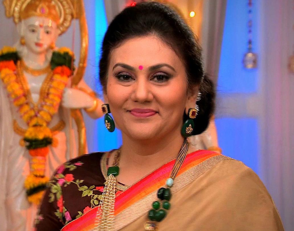 ইন্ডাস্ট্রি সূত্রে খবর, খুব শীঘ্রই তাঁকে দেখা যাবে ‘গালিব’ নামের একটি হিন্দি ছবিতে। ‘সীতা’র অবতার ঝেড়ে ফেলে দেখা যাবে তাঁকে একেবারেই অন্য ভূমিকায়।