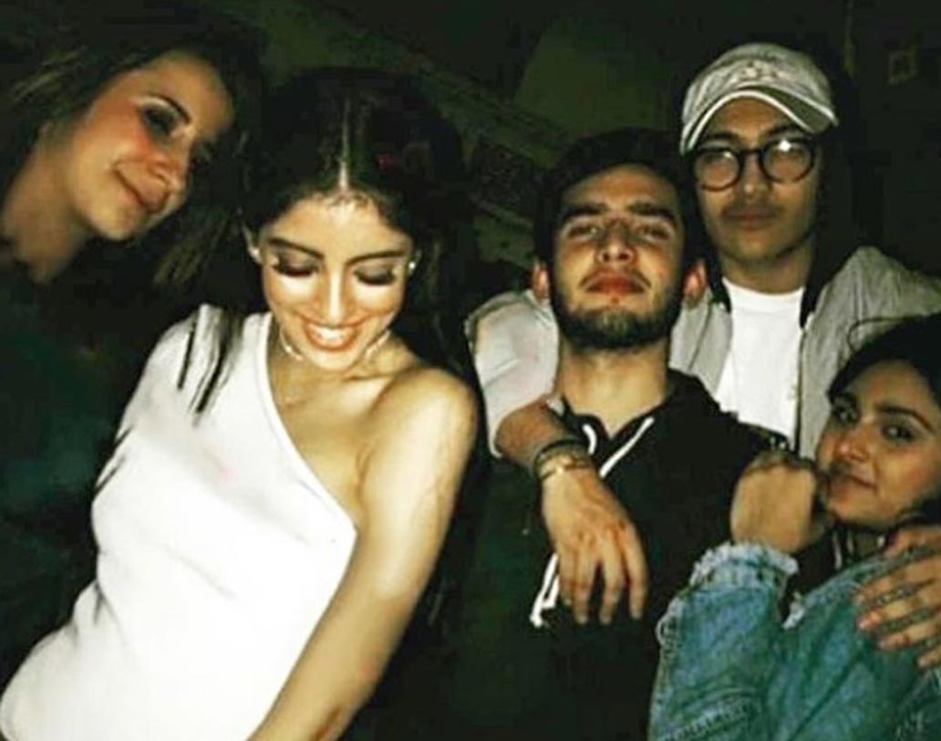 কখনও বন্ধুদের সঙ্গে সেলফি, তো কখনও বিচে বিকিনি শুট। নভ্যা কিন্তু এক কথায় নেটিজেনদের ‘হার্টথ্রব’।