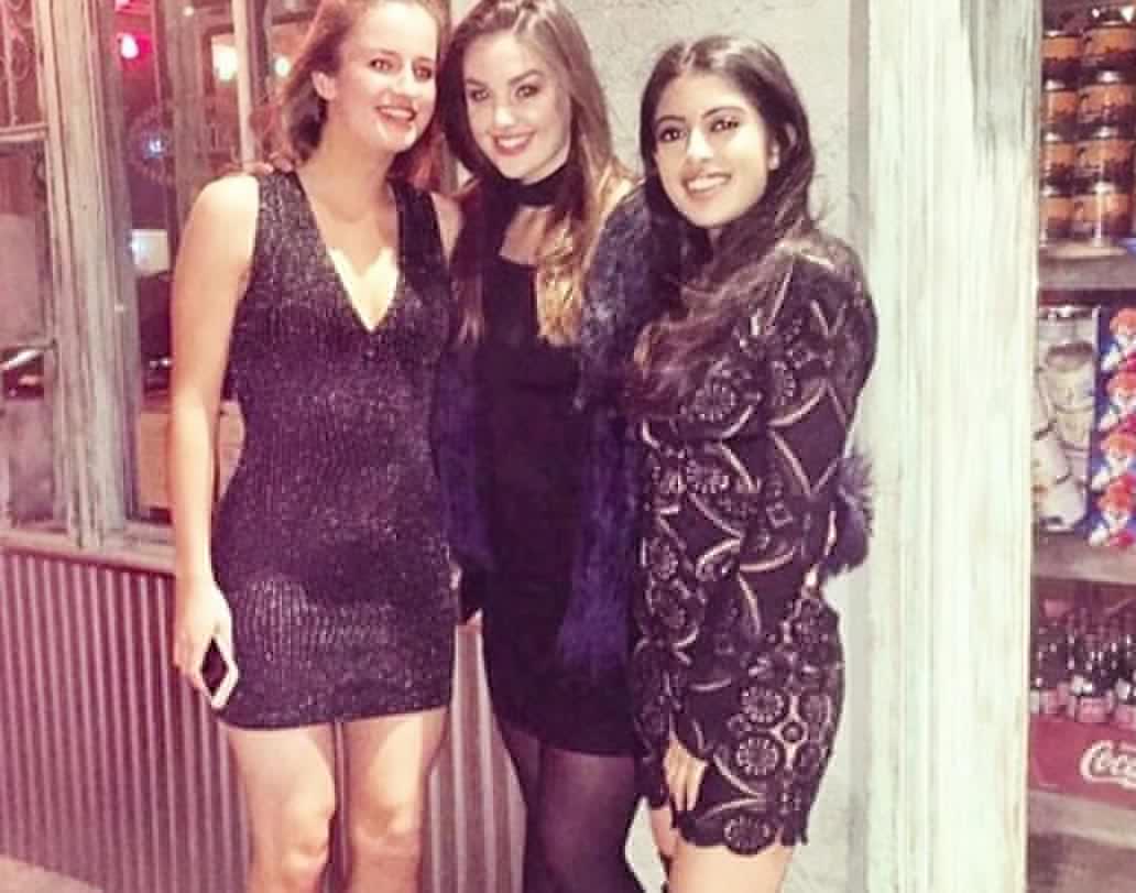 বছর কুড়ির নভ্যা পড়াশোনা করেন লন্ডনের স্কুলে। সেখানেই বন্ধুদের সঙ্গে পার্টির এই ছবি ভাইরাল হয়েছে ওয়েব দুনিয়ায়।