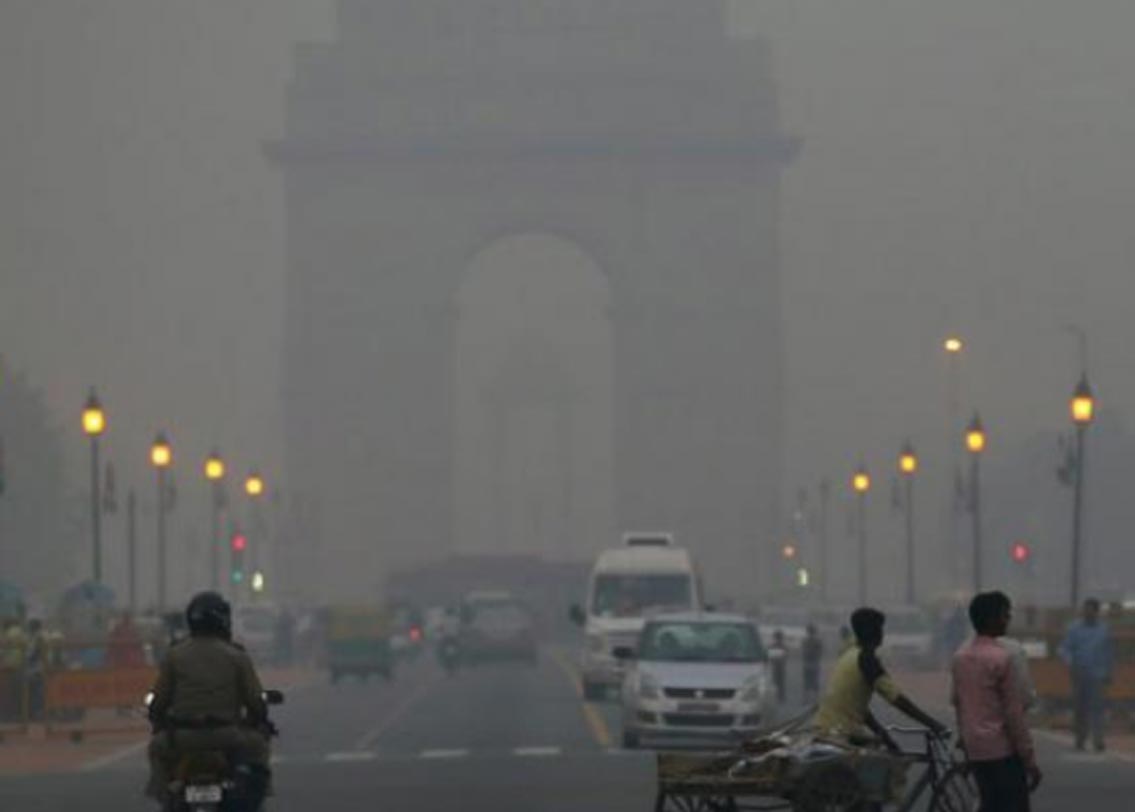 তালিকায় তিন নম্বরে রয়েছে রাজধানীর নাম। পরিবেশ দূষণের জেরে জেরবার দিল্লীতে সে দিন একিউআই ছিল ৪৬৮।