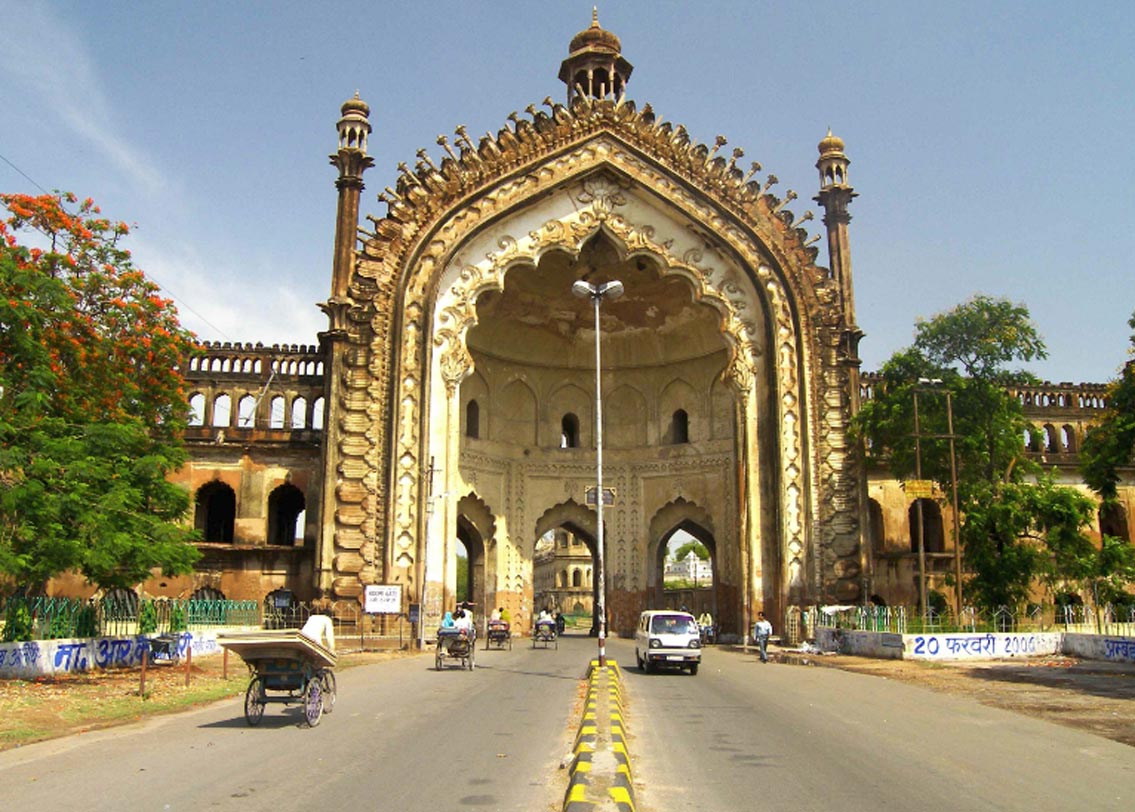 তবে, দূষণের নিরিখে দিল্লির থেকে খুব একটা পিছিয়ে নেই লখনউ। যেখানে এই হার ছিল ৪৬২।