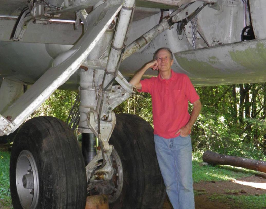 ইঞ্জিনিয়ার ব্রুস ক্যাম্পবেল আথেন্স বিমানবন্দর থেকে ১ লক্ষ ডলার দিয়ে ১৯৯৯ সালে একটি পুরনো বোয়িং ৭২৭ কেনেন। যাত্রীবাহী বিমানটি কাজ থেকে ‘অবসর’ নিয়েছিল।