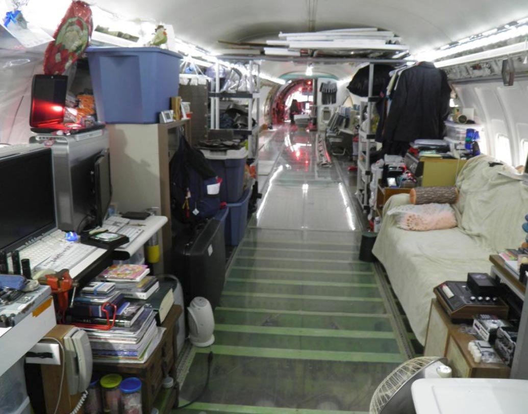 ব্রুস বিমানটি কিনেছিলেন মেরামতির করার জন্য। কিন্তু তার পর মত বদলে ফেলেন। ফরেস্ট হাউস-এ পরিণত করে দেন বিমানটিকে।