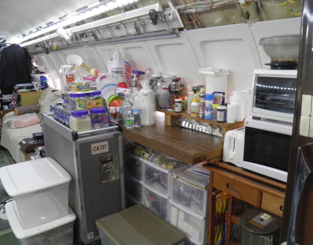 রান্নাঘর, লিভিং প্লেস, বাথরুম— বিমানটির মধ্যে সব কিছুরই ব্যবস্থা রয়েছে। তাও আবার যেমন তেমন নয়। শুধু রান্নাঘরটি দেখলেই চমকে যাবেন। ঠিক যেন অত্যাধুনিক মডিউলার কিচেন।