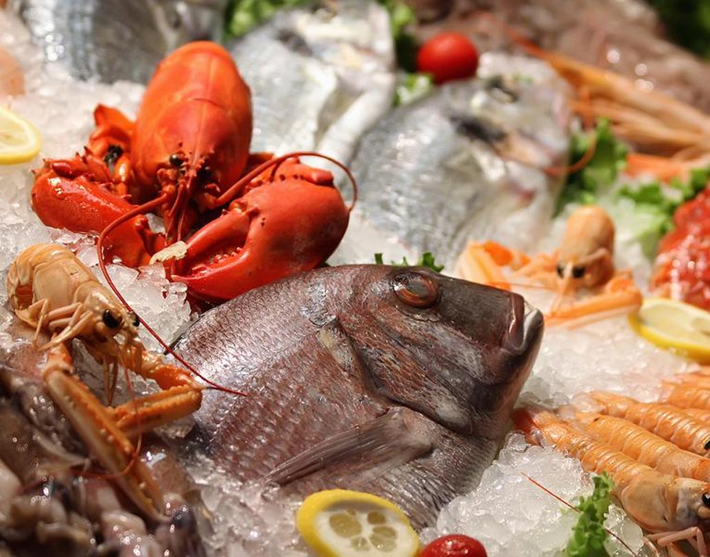 বাজার থেকে কেনা কাঁচা, টাটকা সামুদ্রিক মাছ বেশিক্ষণ ফেলে রাখবেন না। বাড়ি এসেই যত তাড়াতাড়ি সম্ভব ফ্রিজে ঢুকিয়ে রাখুন।