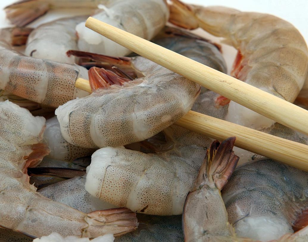 অনেক সময়ই ফ্রিজে আমরা খাবার অগোছালো করে রাখি। রান্না করা ও কাঁচা মাছ পাশাপাশি রাখলে সংক্রমণ ছড়ানোর সম্ভাবনা থাকে। কাঁচা মাছ কখনই রান্না করা মাছের কাছাকাছি রাখবেন না।