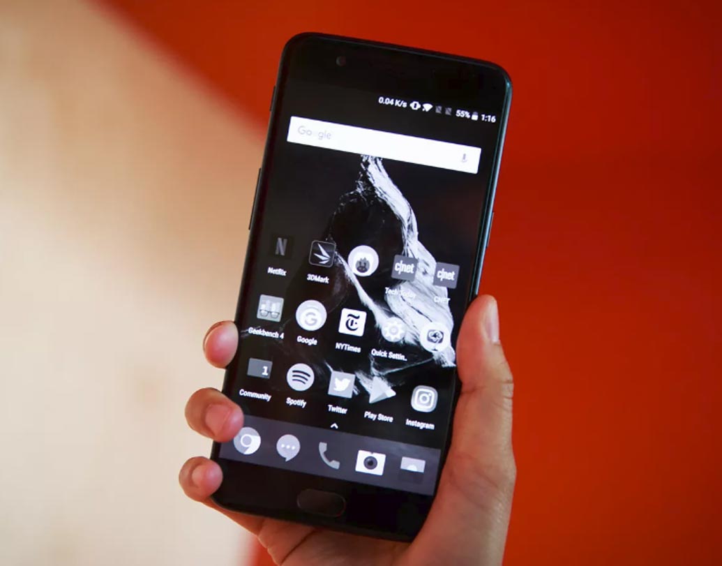 এতে রয়েছে ২.৪৫ গিগাহার্জ অক্টাকোর কোয়ান্টাম স্ন্যাপড্রাগন ৮৩৫ প্রসেসর।