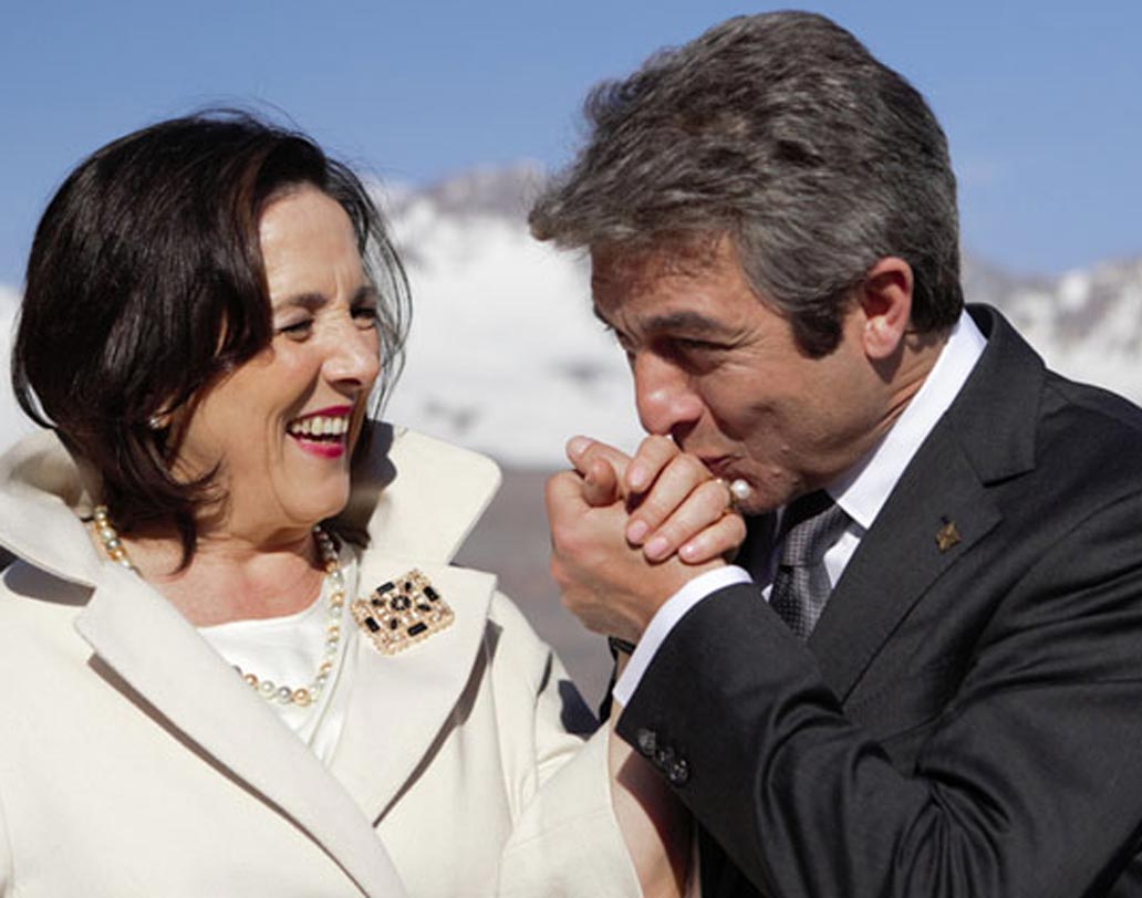 ‘দ্য সামিট’ মেসির দেশ আর্জেন্তিনার ছবি। পরিচালক সান্তিয়াগো মিতর। লাতিন আমেরিকার ছবি দেখার সুযোগ কখনওই ছাড়া উচিত নয়। এছাড়া ছবিটি এ বছরের কান ফিল্ম ফেস্টিভ্যালেও প্রশংসা পেয়েছে। ছবিটি দেখুন আইনক্স সিটি সেন্টারে দুপুর তিনটেয়।