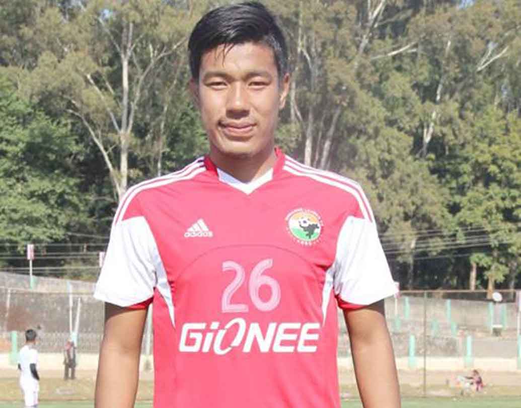 চিনগ্লেনসানা সিংহ কোনশাম: ৬ ফুট ১ ইঞ্চির মনিপুরের এই ডিফেন্ডারকে ফুটবল মহল চেনে সানা সিংহ নামে। গত বার দিল্লির হয়ে নজর কেড়েছিলেন, এ বারে গোয়ার হয়ে খেলবেন তিনি।