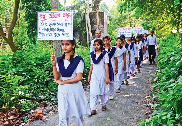 জল জমতে দেবেন না। এলাকা পরিষ্কার রাখুন। গ্রামের বাসিন্দাদের সচেতন করছে ভাতজাংলার কালীপুর হাইস্কুলের পড়ুয়ারা। নিজস্ব চিত্র