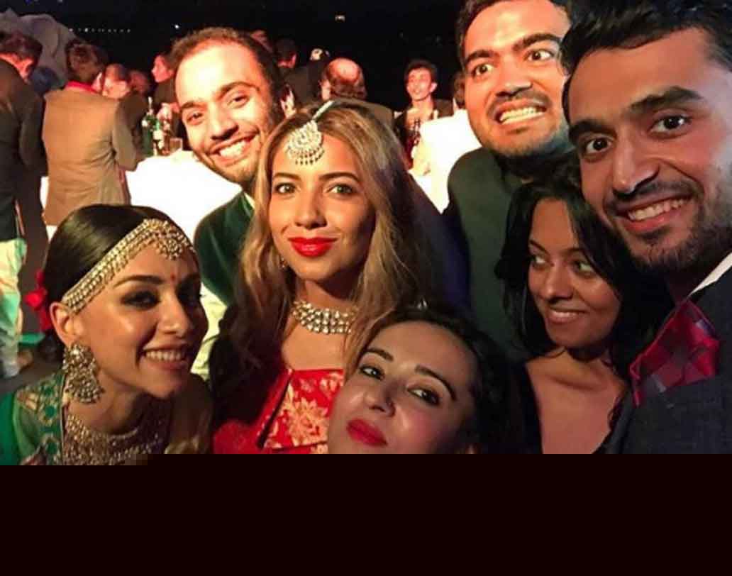 ব্যাংককে ডেস্টিনেশন ওয়েডিং করলেন অমৃতা ও ইমরান। হাজির ছিলেন বলিউডের বেশ কয়েকজন তারকাও।