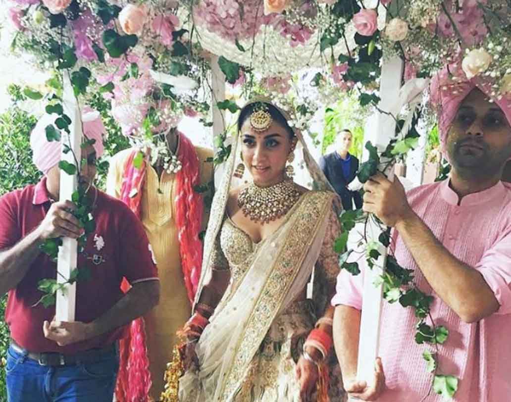 ফুলের চাদরে ঢেকে বিয়ের মণ্ডপে যান নায়িকা। পরেছিলেন ডিজাইনার লহেঙ্গা এবং কুন্দনের জুয়েলারি।