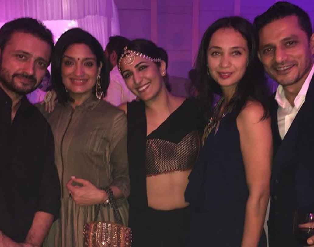 কলেজের পর একটি অ্যাড এজেন্সিতে কপি রাইটার হিসেবে কেরিয়ার শুরু করেছিলেন অমৃতা। সঙ্গে একটি লাইফস্টাইল ম্যাগাজিনে ফ্রিলান্সার ছিলেন তিনি।