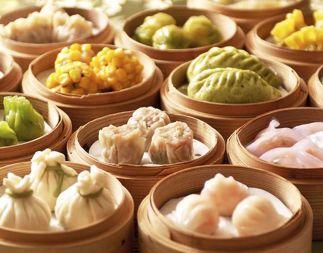 ডিম সাম: চাইনিজের খাবারের দিকে বাঙালি তথা ভারতীয়দের ঝোঁক বরাবরই বেশি। ক্যালোরি কম হলেও নানা ধরনের ডিপিং সসের সঙ্গে স্টিমড বা ফ্রায়েড ডিম সামের স্বাদে কিন্তু ঘাটতি হয় না। কুচো চিংড়ির চারটি ডিম সামে রয়েছে ১৬০ ক্যালোরি।