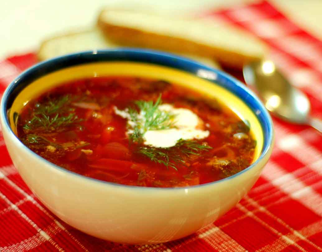 বরর্স্ট: রাশিয়া বা ইউক্রেনের এই ডিশটি এ দেশে খুব প্রচলিত না হলেও বিদেশে বেড়াতে গিয়ে অনেকেই এটি চেখে দেখেছেন। বিটের সঙ্গে মাংস মিশিয়ে তাতে হার্ব আর ক্রিম দিয়ে তৈরি হয় এই স্যুপ। একটি ভরপুর বোলে রয়েছে ২০৬ ক্যালোরি।