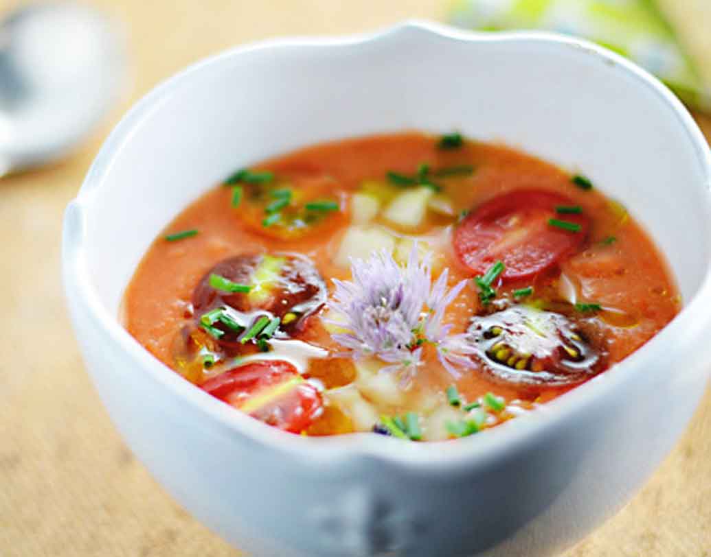 গাসপাচো: কন্টিনেন্টাল খেতে ভালবাসেন এমন খাদ্যরসিকেরা বহু দিন আগেই স্পেনের খাবার পায়েয়া খেয়েছেন। তবে কখনও গাসপাচো চেখে দেখেছেন কি? উত্তরটা ‘হ্যাঁ’ হলে তাঁরাই বলতে পারবেন এর অতুলনীয় স্বাদের কথা। বেল পেপার, টোম্যাটো আর রসুনের এই স্যুপ যেমন হেলদি তেমনই স্বাদু। এতে রয়েছে ১১৩ ক্যালোরি।