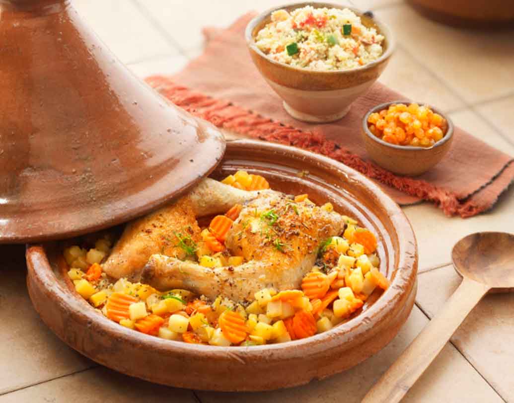 তাজিন: কর্ন-শেপড পাত্র তাজিনে রান্না করা হয় বলে এই ডিশেরও ওই নাম রাখা হয়েছে। মাংস, শাক-সব্জি, নানা রকমের ফল আর মশলা মিশিয়ে তৈরি হয় মরক্কোর এই ডিশটি। ক্যালোরি সামান্য বেশি হলেও ফ্যাট কম হওয়ায় এটি খুবই হেলদি।