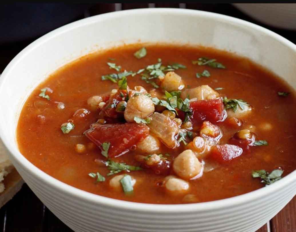 হারিরা: উত্তর আফ্রিকার আলজিরিয়ায় হারিরা খুবই জনপ্রিয় একটি ডিশ। রমজানের সময় ইফতার উপলক্ষে সাধারণত এটি খাওয়ার প্রচলন রয়েছে। নানা রকমের ডাল, টোম্যাটো, কাবুলি ছোলার সঙ্গে পেঁয়াজ ও হার্বস মিশিয়ে তৈরি হয় এই স্যুপ। এক বোলে রয়েছে ২৪৫ ক্যালোরি।