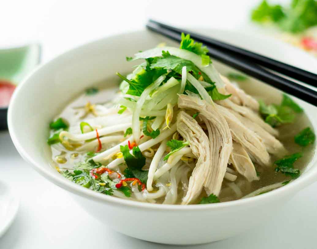 চিকেন ফু: নুডলসের সঙ্গে হার্ব মিশিয়ে তাতে বিফ বা মুরগির মাংস ছড়িয়ে তৈরি হয় এই স্যুপ। চিকেন ফু ভিয়েতনামের নিজস্ব ডিশ হলেও গোটা বিশ্বেই এর সুনাম ছড়িয়েছে। এক বোলে রয়েছে ২২৪ ক্যালোরি।