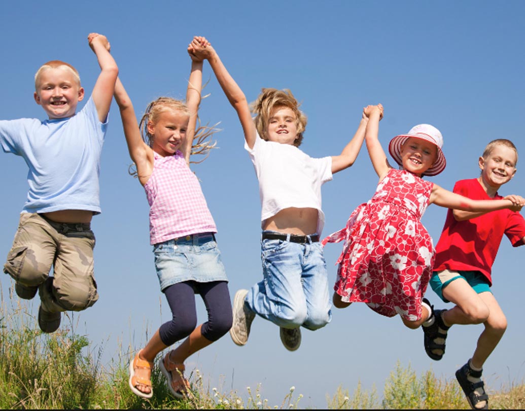 ছোটদের থেকে আর একটি শেখার বিষয় হল সাহসীকতা। ছোটরা কিন্তু ভীষণ রোমাঞ্চ প্রিয় হয়ে থাকে। আর জীবনে রোমাঞ্চের প্রয়োজন অবশ্যই রয়েছে। তাই সব সময় ভয়ে ভয়ে না থেকে একটু সাহস জোগান। জীবনটাকে রোমাঞ্চকর করে তুলুন।