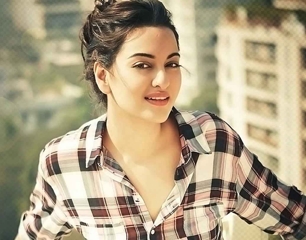 পর্দায় চুমু খেতে বেজায় আপত্তি রয়েছে সোনাক্ষি সিংহের। আর তাই সোনাক্ষির কোনও ছবিতে অন্তরঙ্গ দৃশ্য দেখা যায় না।