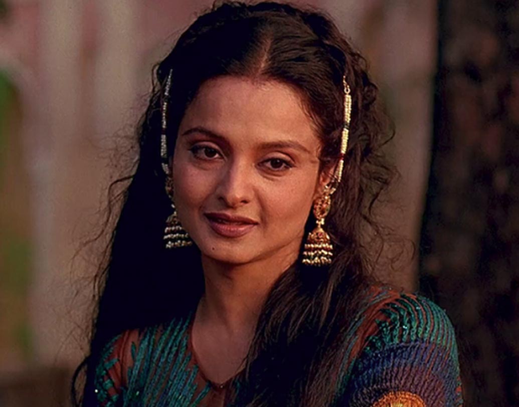 রেখার অভিনয় যাঁরা লক্ষ্য করেন, তাঁরা জেনে থাকবেন কতটা নিখুঁত তিনি। এমনও হয়েছে শেষ মুহূর্তে এডিট টেবলে ছবি পছন্দ না হওয়ার কারণে ছবি ছেড়ে বেরিয়ে এসেছেন রেখা।